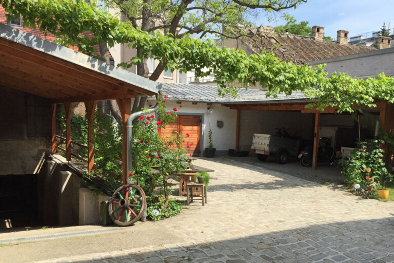 Hof des Biedermeierhauses in der Karl-Löwe-Gasse 26