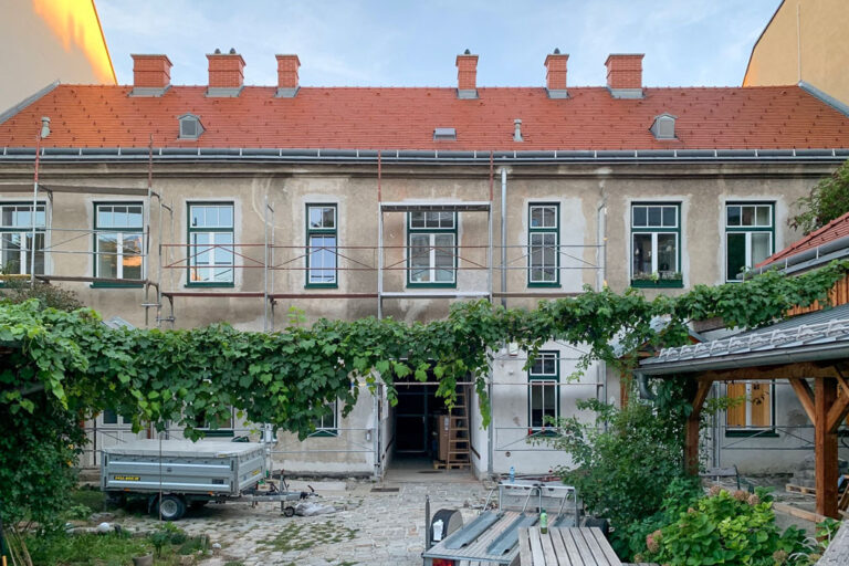 eingerüstetes Gebäude Karl-Löwe-Gasse 26