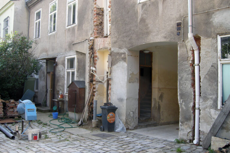 Bauarbeiten am Haus Karl-Löwe-Gasse 26, Hof