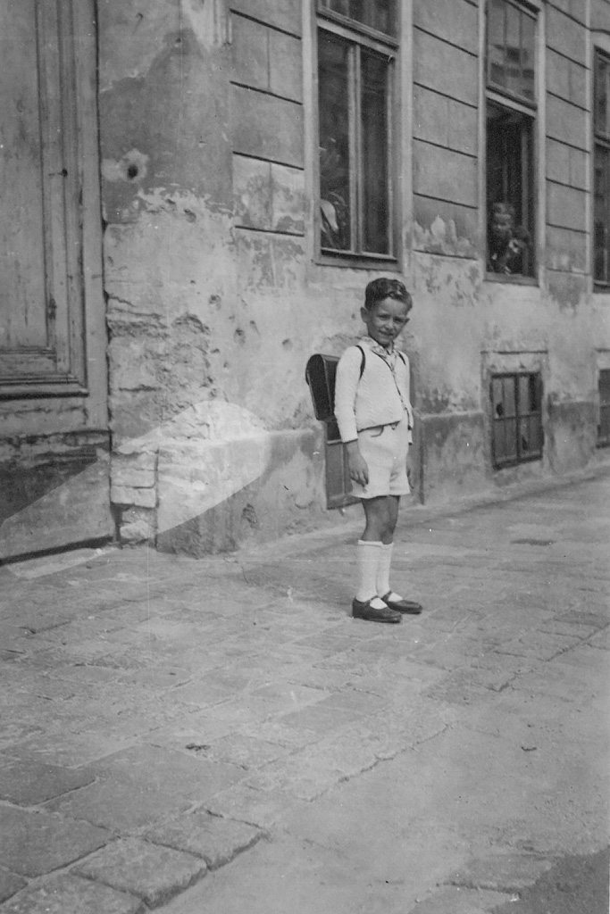 altes Foto eines Kindes vor dem Haus Karl-Löwe-Gasse 26 in Wien-Meidling