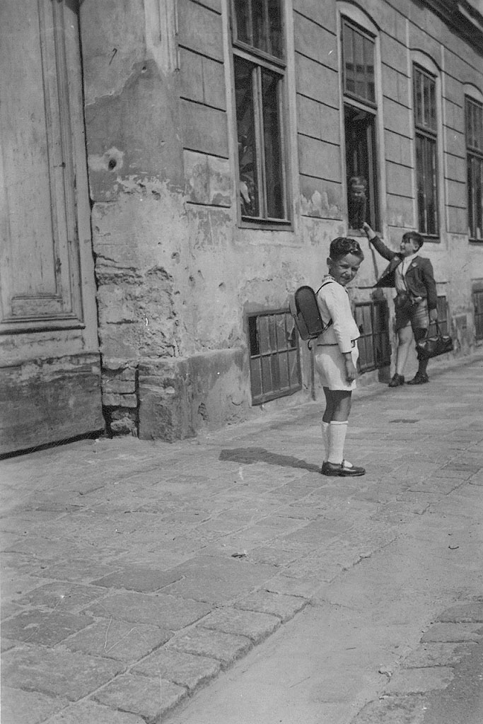 Kinder vor dem Haus in der Karl-Löwe-Gasse 26, Nachkriegszeit, historische Aufnahme