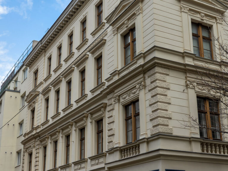 renoviertes Gründerzeithaus an der Ecke Mondscheingasse/Zollergasse