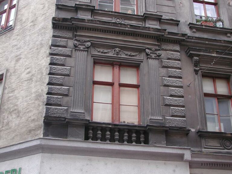 Fassade eines Hauses in der Mondscheingasse, links glatt (entstuckt), rechts mit Dekor