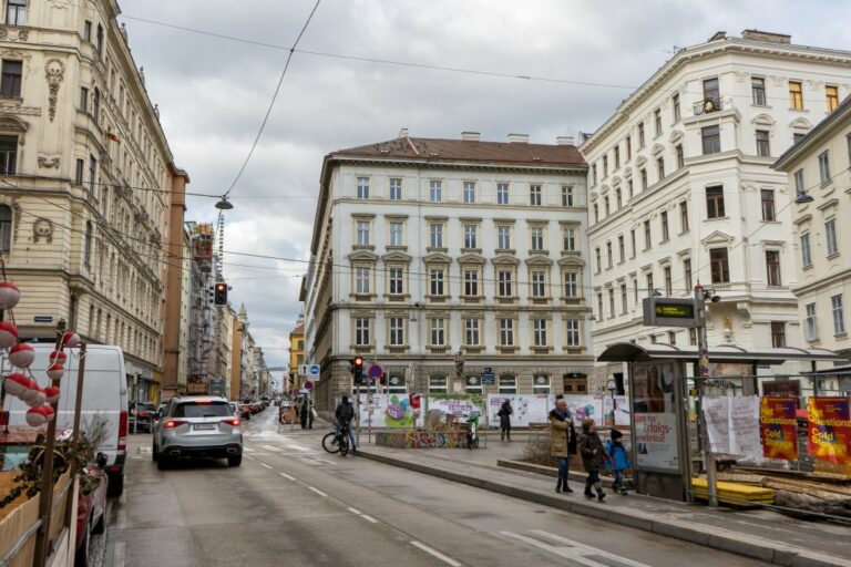 Neustiftgasse, historische Gebäude, Passanten, Bushaltestelle, Baustelle, Autos