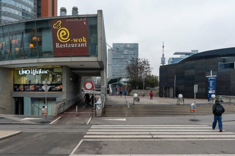 Eingang zur Donau City, Stufen, "UNO Kitchen", "e-wok Restaurant", Leute, Zebrastreifen, Hochhaus, Donauturm, moderne Kirche