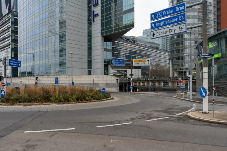 Kreisverkehr vor Bürohäusern, Donau City, Tech Gate, Andromeda Tower, Straßenschilder, Kaisermühlen