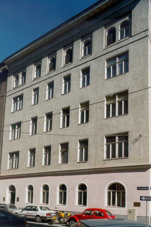 Gründerzeithaus mit entfernter Fassade in Wien, Salztorgasse/Gonzagagasse