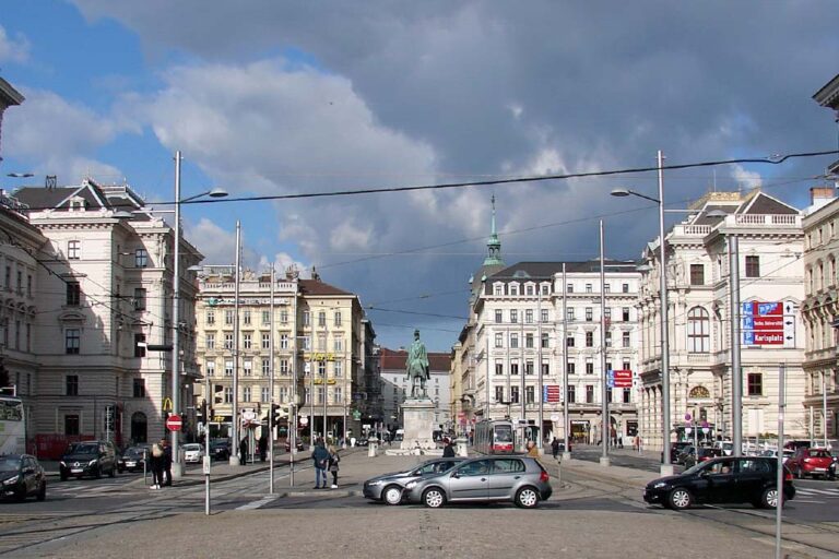 Platz in Wien, Autos, Straßenbahn, historische Gebäude, moderne Straßenlaternen, Reiterstandbild