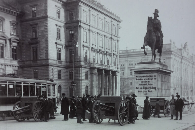 Schwarzenbergplatz im Jahr 1914, Geschütze, Denkmal