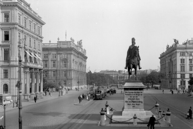 Platz in Wien in der Zwischenkriegszeit, Reiterstandbild, Straßenbahn, Historismus-Gebäude