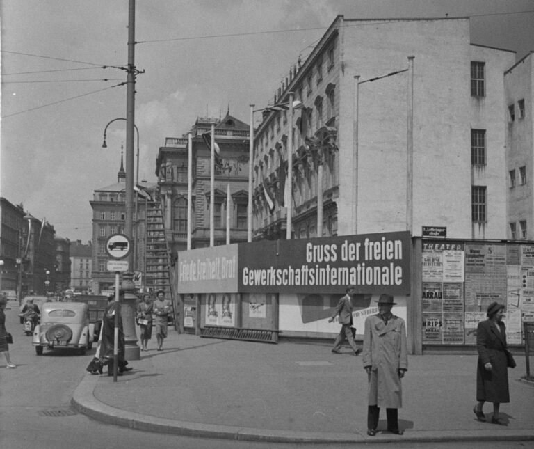 Platz in Wien in der Nachkriegszeit, Baulücke, Passanten, Werbung, Autos