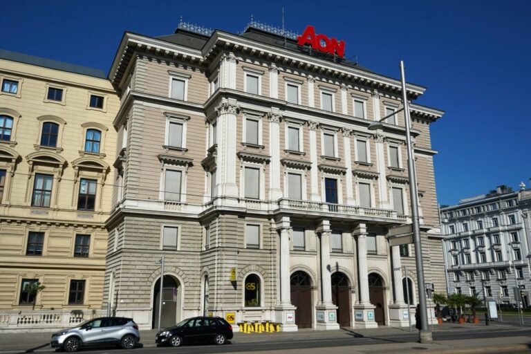 Gebäude am Schwarzenbergplatz, Rekonstruktion, Firmenschild AON