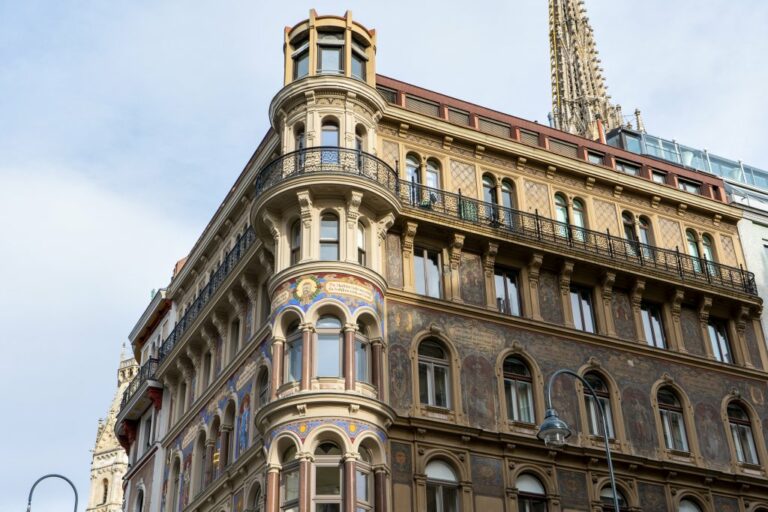 Gebäude am Stock-im-Eisen-Platz, dahinter der Turm des Stephansdoms