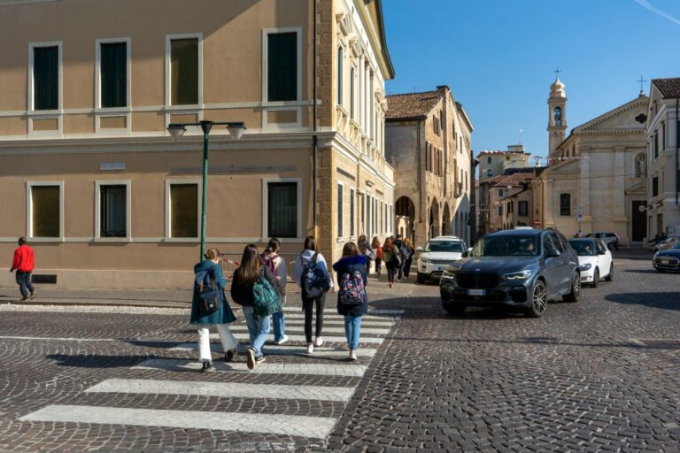 Zebrastreifen, Fußgängerinnen, Autos, Platz, historische Gebäude, Treviso