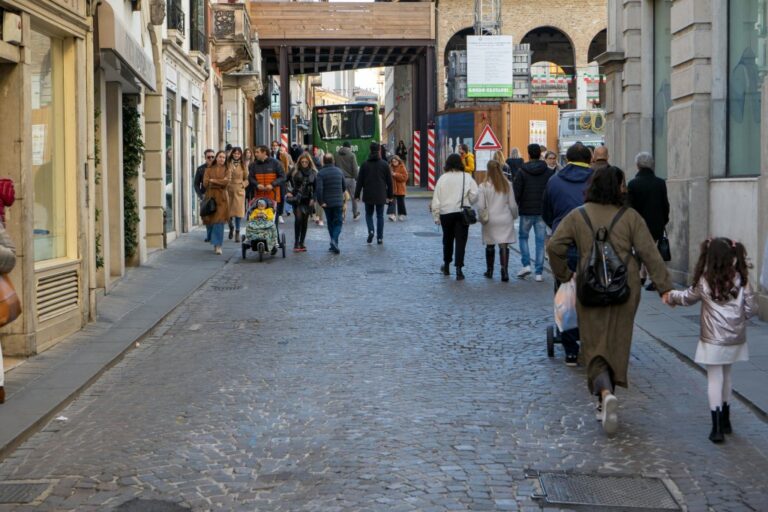 Straße in Treviso, Fußgänger, Bus, Baustelle