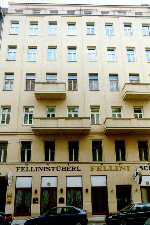 Gründerzeithaus mit entfernter Fassade in Wien