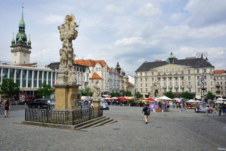 Platz im Zentrum von Brünn, Denkmal, historische Gebäude, Rathausturm, Markt