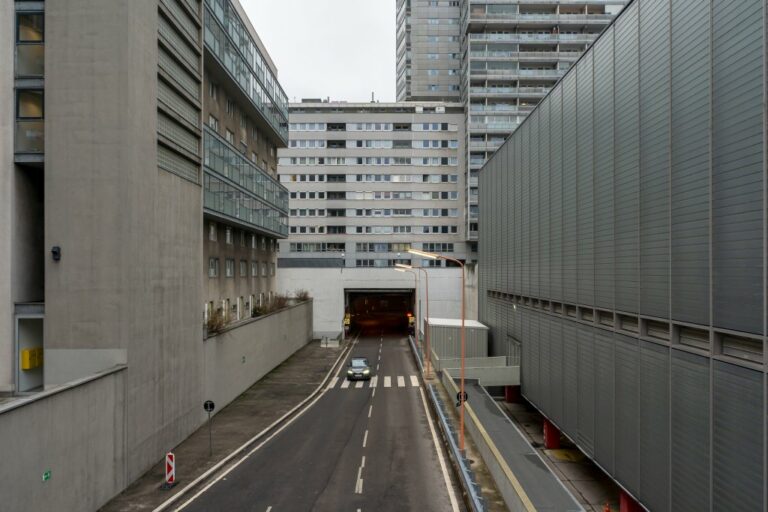 Donau City, moderne Architektur, hohe Wohnhäuser, Straße, Auto