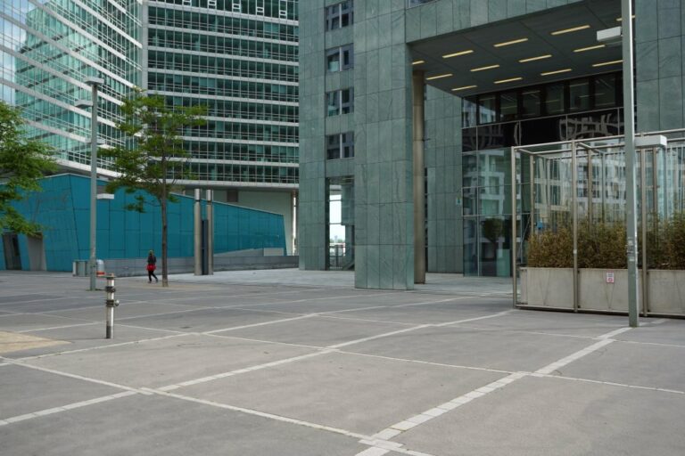 öffentlicher Raum in einem modernen Stadtviertel in Wien, Bürohäuser, Fußgängerzone, Bäume, Hydrant