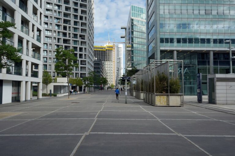 Hochhäuser in Wien, Fußgänger, Bäume, Glasfassaden, Baustelle, Kran