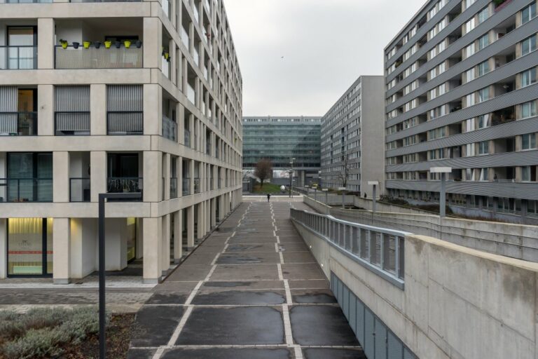 Wohnhäuser in Wien-Donaustadt, Plattenbauten, Rampe, moderne Architektur