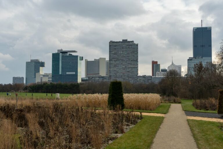 Park neben der Donau, Hochhäuser, DC Tower, UNO-City, Saturn-Tower, Mischek-Tower, Hochhaus Neue Donau