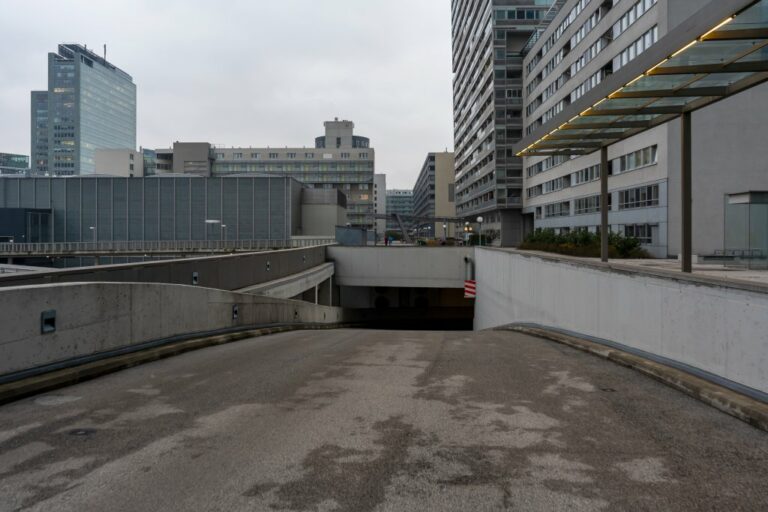 Straßenabfahrt in einem modernen Stadtviertel in Wien, Hochhäuser, Asphaltfläche