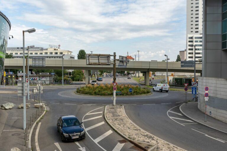 Straßen und Kreisverkehr in Kaisermühlen, Donaucity, Auto, U-Bahn-Brücke