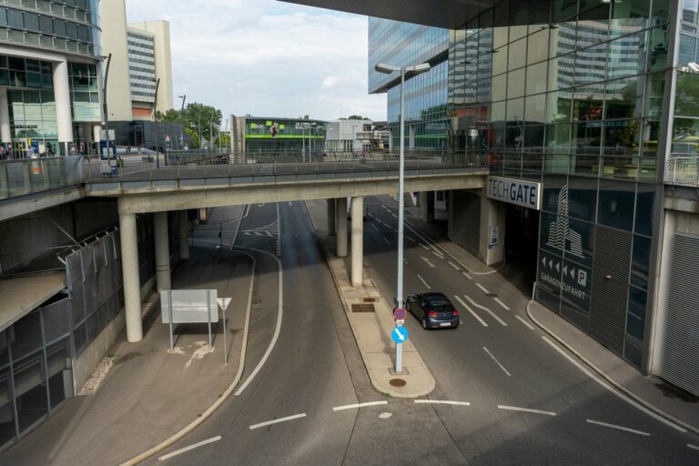 Straße, Autos, Fußgängerbrücke, Bürohaus