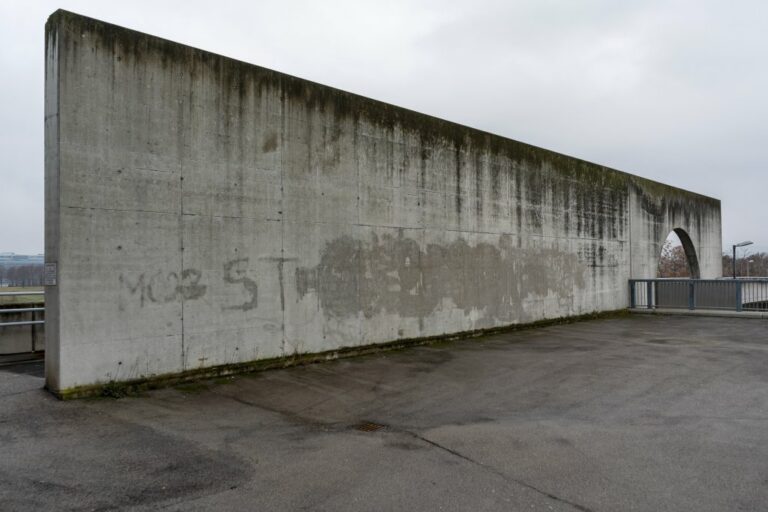 Mauer aus Sichtbeton am Rande der Donaucity