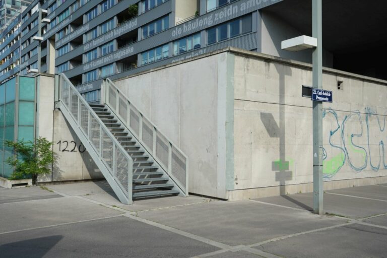 Donau City, Treppe, Wohnhaus, Betonwand