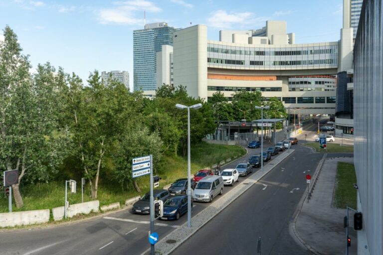 Gebäude der UNO in Wien, Hochhaus, Bäume, Grünfläche, Autos, Straßen