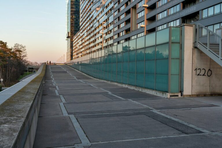 langes Wohnhaus und Hochhaus in Wien beim Donaupark im 22. Bezirk