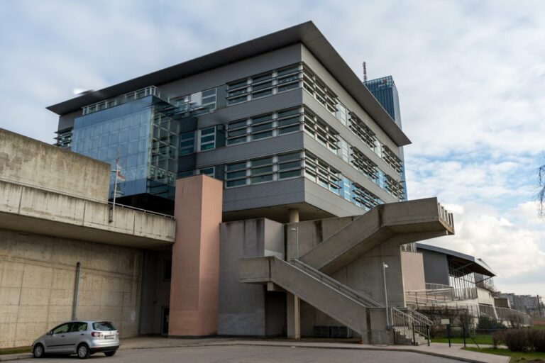 modernes Schulgebäude in Wien-Donaustadt, Treppen, Auto, Hochhaus