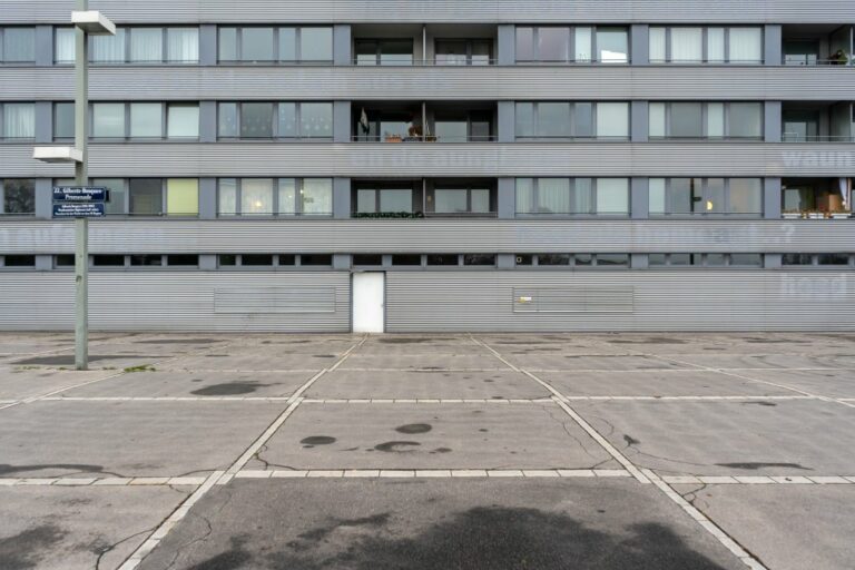 Platz vor einem Wohnhaus in Wien, Loggien, Wellblechfassade