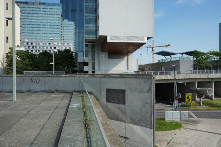 modernes Stadtviertel in Wien, Bürohäuser, Wohnhäuser, Treppen, Straße, Tunnel