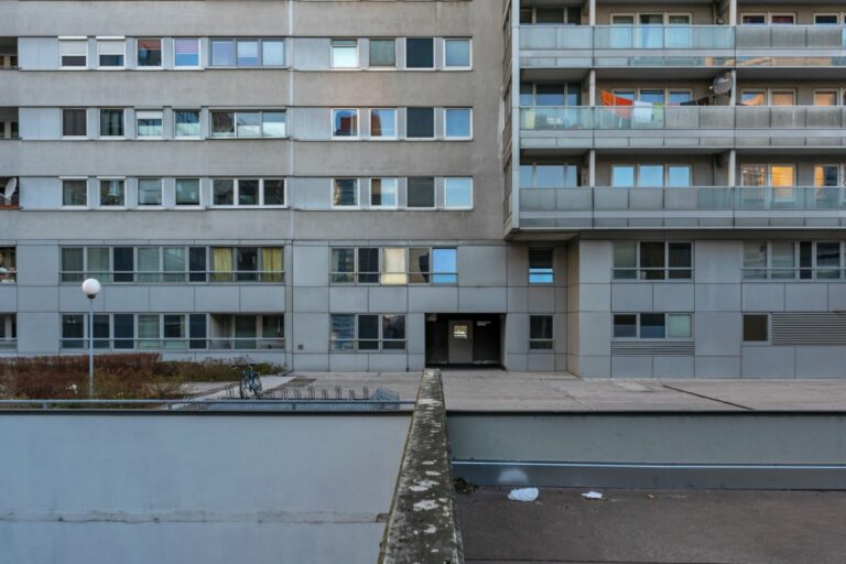 Wohnhaus mit grauer Fassade in Wien-Donaustadt