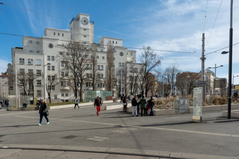 Amalienbad, Reumannplatz