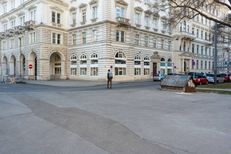 Asphaltfläche, Historismus-Gebäude, Wien-Alsergrund