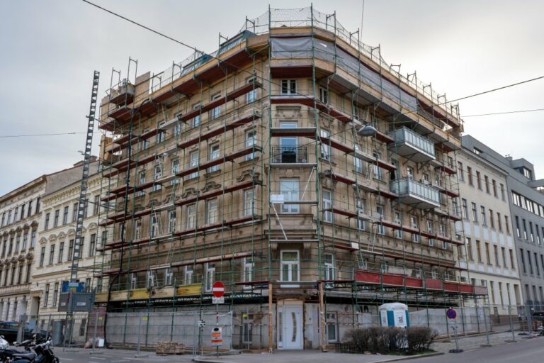 eingerüstetes Gründerzeithaus in Wien-Ottakring, nachträglich angebrachte Balkone