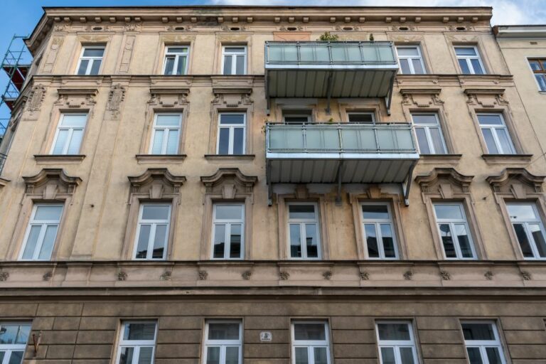 Gründerzeithaus, Stuckfassade, Balkone, Wien-Ottakring