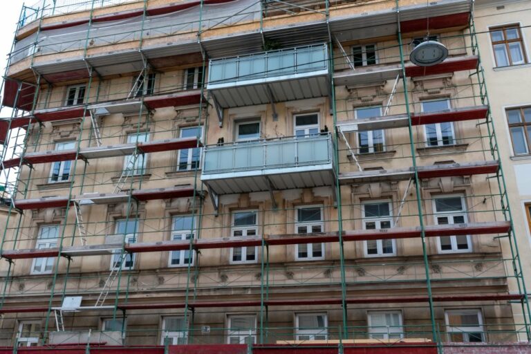 Metallbalkone auf einem Gründerzeithaus, Gerüst, gegliederte Fassade