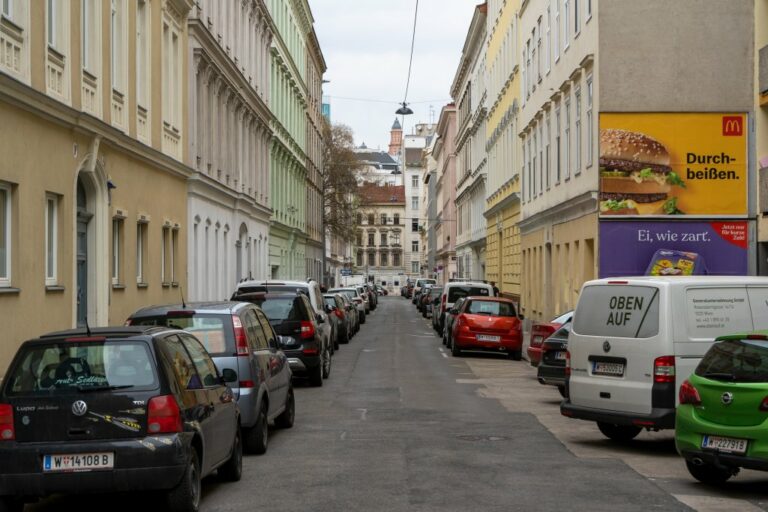 Wehrgasse in Wien-Margareten, Autos, alte Häuser