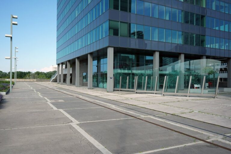 Donau City, Saturn-Tower, Freifläche vor einem Hochhaus, Asphalt, Straßenlaternen