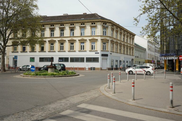 Kreisverkehr in Rudolfsheim-Fünfhaus, Gründerzeithaus, Poller, Zebrastreifen