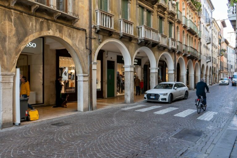 Straße mit Autos und Radfahrer in Treviso, Arkade