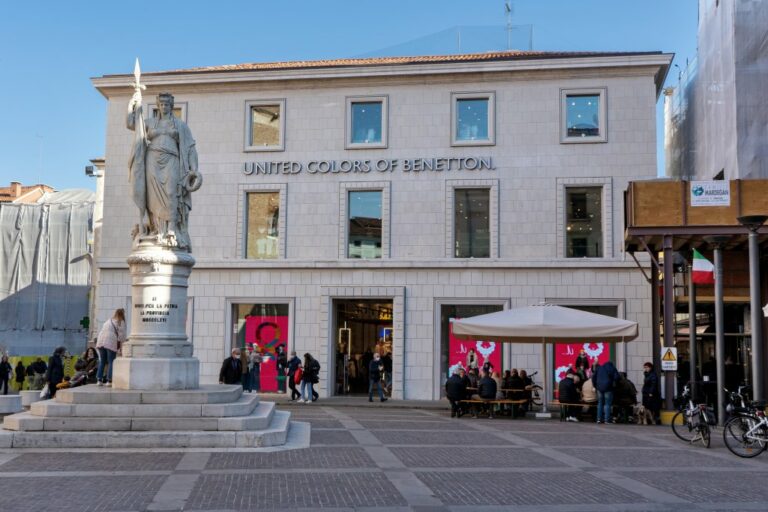 Platz in Treviso, Statue, Gebäude der Nachkriegszeit