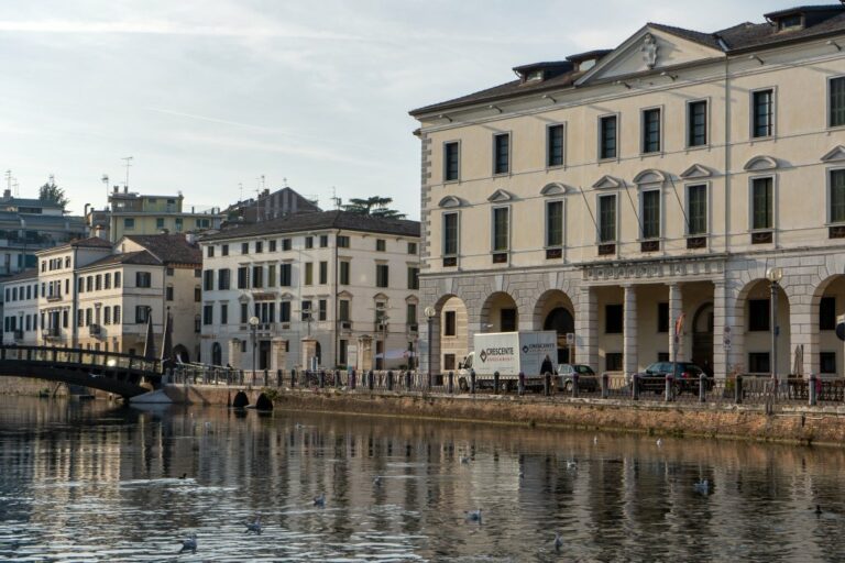 Treviso, historische Gebäude, Fluss Sile