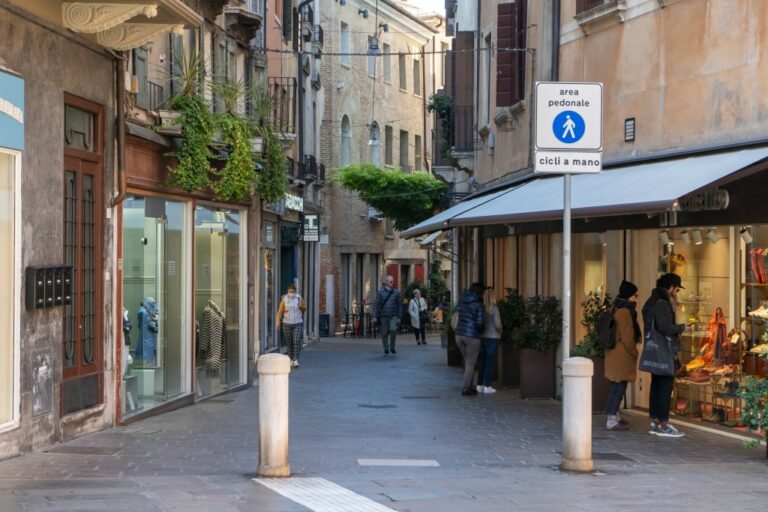 Fußgängerzone in Treviso, area pedonale, cicli a mano