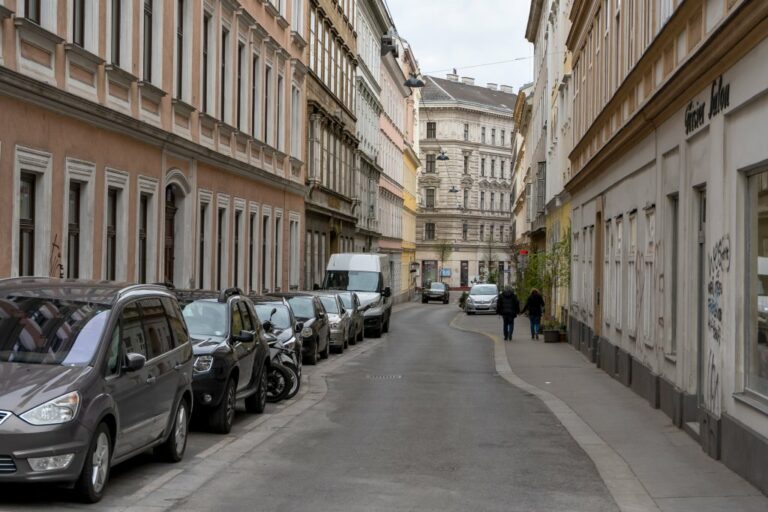 Wehrgasse, Begegnungszone, parkende Autos, Fußgänger